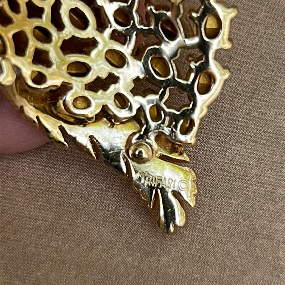 Trifari Vintage Blue Brooch with Gold Toned Fern Leaves - Picture 9 of 14